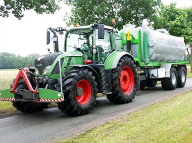 Fotos: Traktor Landwirtschaft mit Hakenlifttechnik TopLift Staja